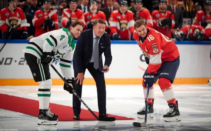 Sport Themen der Woche KW44 Sport Bilder des Tages Miro Heiskanen, Dallas Stars, Jari Kurri and Aleksander Barkov, Florida Panthers during the Ice hockey, Eishockey NHL, Eishockey Herren, USA Global Series Finland 2024 match between Dallas Stars and Florida Panthers in the Nokia Arena on 2nd November 2024 in Tampere, Finland. (Kalle Parkkinen Newspix24)  Copyright: xKallexParkkinenx kp02112024_14638
