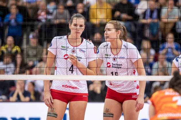 Nathalie Lemmens (Dresdner SC, 04) und Marta Kamelija Levinska (Dresdner SC, 15) - Abstimmung am Netz GER, Allianz MTV Stuttgart vs. Dresdner SC Volleyball Bundesliga, VBL, Spielzeit 2024 2025, 02.11.2024 GER, Allianz MTV Stuttgart vs. Dresdner SC Volleyball Bundesliga, VBL, Spielzeit 2024 2025, 02.11.2024 Stuttgart Copyright: xSandyxDinkelackerx EP_SDR