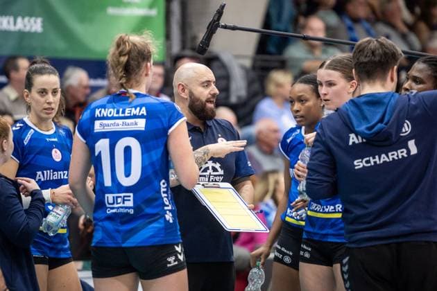 Konstantin Bitter (Trainer Allianz MTV Stuttgart). -Ansprache an das Team, Auszeit GER, Allianz MTV Stuttgart vs. Dresdner SC Volleyball Bundesliga, VBL, Spielzeit 2024 2025, 02.11.2024 GER, Allianz MTV Stuttgart vs. Dresdner SC Volleyball Bundesliga, VBL, Spielzeit 2024 2025, 02.11.2024 Stuttgart Copyright: xSandyxDinkelackerx EP_SDR