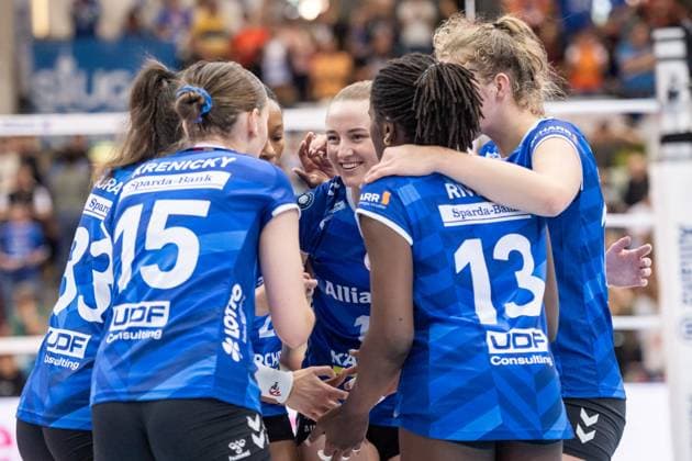 Kelsey Veltmann (Allianz MTV Stuttgart, 14), Mitte - Freude, Jubel mit Team GER, Allianz MTV Stuttgart vs. Dresdner SC Volleyball Bundesliga, VBL, Spielzeit 2024 2025, 02.11.2024 GER, Allianz MTV Stuttgart vs. Dresdner SC Volleyball Bundesliga, VBL, Spielzeit 2024 2025, 02.11.2024 Stuttgart Copyright: xSandyxDinkelackerx EP_SDR