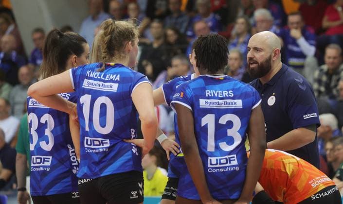 Stuttgart , Volleyball Bundesliga Frauen, Allianz MTV Stuttgart vs Dresdner SC , Trainer Konstantin Bitter ( Stgt )