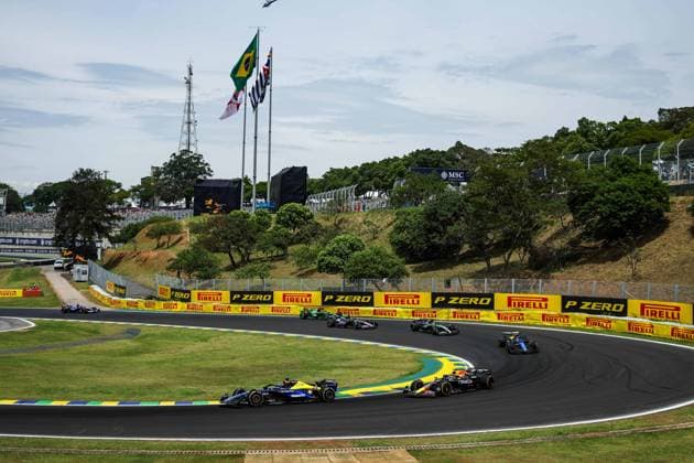 23 ALBON Alexander (tha), Williams Racing FW45, 11 PEREZ Sergio (mex), Red Bull Racing RB20, action during the Formula 1 Grande Premio de Sao Paulo 2024, 21th round of the 2024 Formula One World Championship, WM, Weltmeisterschaft from November 1 to 3, 2024 on the Interlagos Circuit, in Sao Paulo, Brazil - F1 - SAO PAULO GRAND PRIX 2024 DPPI Panoramic  241102_R21_BRASILE_DP_FGDN9030