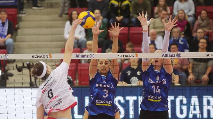 Stuttgart , Volleyball Bundesliga Frauen, Allianz MTV Stuttgart vs Dresdner SC , von links: Victoria Demidova ( Desden ) Milana Bozic Kelsey Veltman ( Stgt )
