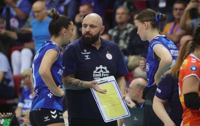 Stuttgart , Volleyball Bundesliga Frauen, Allianz MTV Stuttgart vs Dresdner SC , von links: Milana Bozic Trainer Konstantin Bitter Charlotte Krenicky ( Stgt )