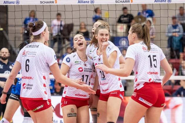 Lorena Lorber Fijok (Dresdner SC, 17), Emma Scarlett Clothier (Dresdner SC, 16) und Sarah Straube (Dresdner SC, 18) in der Mitte - Freude, Jubel mit Team GER, Allianz MTV Stuttgart vs. Dresdner SC Volleyball Bundesliga, VBL, Spielzeit 2024 2025, 02.11.2024 GER, Allianz MTV Stuttgart vs. Dresdner SC Volleyball Bundesliga, VBL, Spielzeit 2024 2025, 02.11.2024 Stuttgart Copyright: xSandyxDinkelackerx EP_SDR
