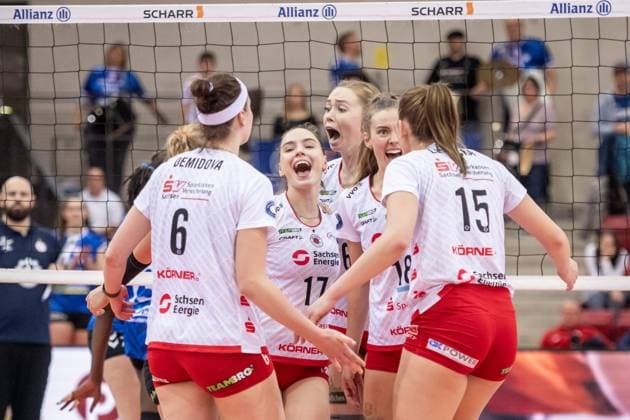 Sport Bilder des Tages Victoria Demidova (Dresdner SC, 06), li., Lorena Lorber Fijok (Dresdner SC, 17), Emma Scarlett Clothier (Dresdner SC, 16), Mitte und Sarah Straube (Dresdner SC, 18) Marta Kamelija Levinska (Dresdner SC, 15) - Freude, Jubel mit Team GER, Allianz MTV Stuttgart vs. Dresdner SC Volleyball Bundesliga, VBL, Spielzeit 2024 2025, 02.11.2024 GER, Allianz MTV Stuttgart vs. Dresdner SC Volleyball Bundesliga, VBL, Spielzeit 2024 2025, 02.11.2024 Stuttgart Copyright: xSandyxDinkelackerx EP_SDR