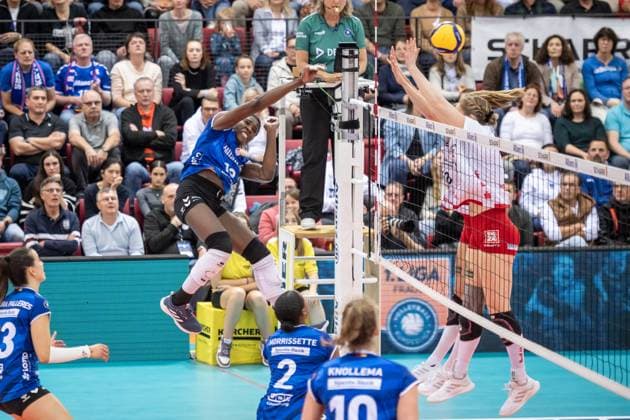 Krystal Rivers (Allianz MTV Stuttgart, 13) vs. Dresdner Block GER, Allianz MTV Stuttgart vs. Dresdner SC Volleyball Bundesliga, VBL, Spielzeit 2024 2025, 02.11.2024 GER, Allianz MTV Stuttgart vs. Dresdner SC Volleyball Bundesliga, VBL, Spielzeit 2024 2025, 02.11.2024 Stuttgart Copyright: xSandyxDinkelackerx EP_SDR