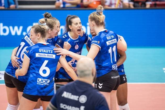 Maria Segura Palleres (Allianz MTV Stuttgart, 33) -Jubel mit Team GER, Allianz MTV Stuttgart vs. Dresdner SC Volleyball Bundesliga, VBL, Spielzeit 2024 2025, 02.11.2024 GER, Allianz MTV Stuttgart vs. Dresdner SC Volleyball Bundesliga, VBL, Spielzeit 2024 2025, 02.11.2024 Stuttgart Copyright: xSandyxDinkelackerx EP_SDR