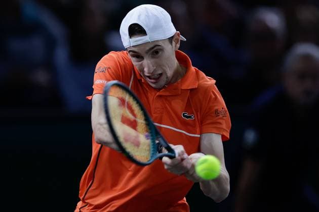 ROLEX PARIS MASTERS TENNIS 2024 Paris, 02.11.2024 Halbfinale, Karen Abgarowitsch Chatschanow - Ugo Humbert (FRA) v.l. Ugo Humbert (FRA) spielt eine Rückhand. Copyright: AntonioxBorga