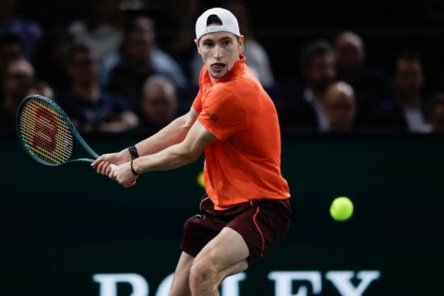 ROLEX PARIS MASTERS TENNIS 2024 Paris, 02.11.2024 Halbfinale, Karen Abgarowitsch Chatschanow - Ugo Humbert (FRA) v.l. Ugo Humbert (FRA) spielt eine Rückhand. Copyright: AntonioxBorga