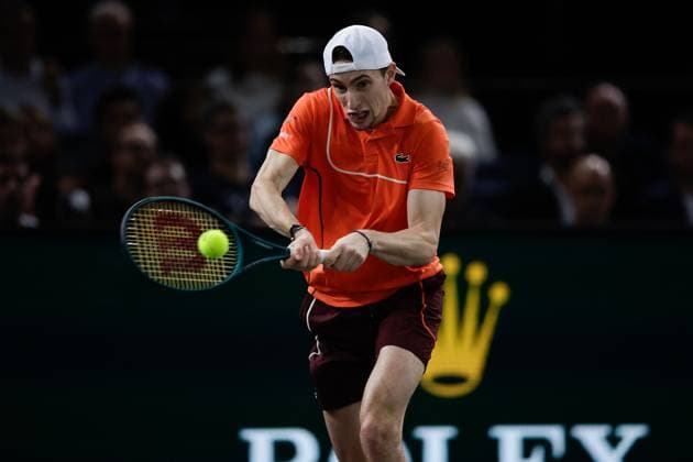 ROLEX PARIS MASTERS TENNIS 2024 Paris, 02.11.2024 Halbfinale, Karen Abgarowitsch Chatschanow - Ugo Humbert (FRA) v.l. Ugo Humbert (FRA) spielt eine Rückhand. Copyright: AntonioxBorga