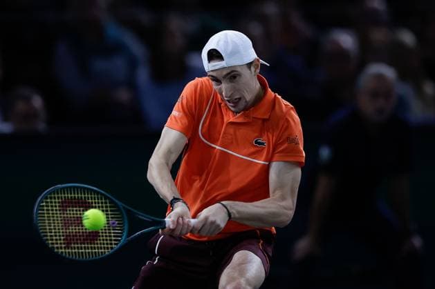 ROLEX PARIS MASTERS TENNIS 2024 Paris, 02.11.2024 Halbfinale, Karen Abgarowitsch Chatschanow - Ugo Humbert (FRA) v.l. Ugo Humbert (FRA) spielt eine Rückhand. Copyright: AntonioxBorga