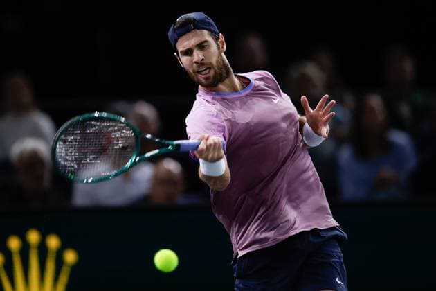 ROLEX PARIS MASTERS TENNIS 2024 Paris, 02.11.2024 Halbfinale, Karen Abgarowitsch Chatschanow - Ugo Humbert (FRA) v.l. Karen Abgarowitsch Chatschanow spielt eine Vorhand. Copyright: AntonioxBorga