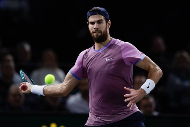 ROLEX PARIS MASTERS TENNIS 2024 Paris, 02.11.2024 Halbfinale, Karen Abgarowitsch Chatschanow - Ugo Humbert (FRA) v.l. Karen Abgarowitsch Chatschanow spielt eine Vorhand. Copyright: AntonioxBorga