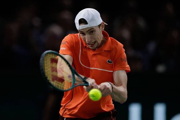 ROLEX PARIS MASTERS TENNIS 2024 Paris, 02.11.2024 Halbfinale, Karen Abgarowitsch Chatschanow - Ugo Humbert (FRA) v.l. Ugo Humbert (FRA spielt eine Rückhand. Copyright: AntonioxBorga