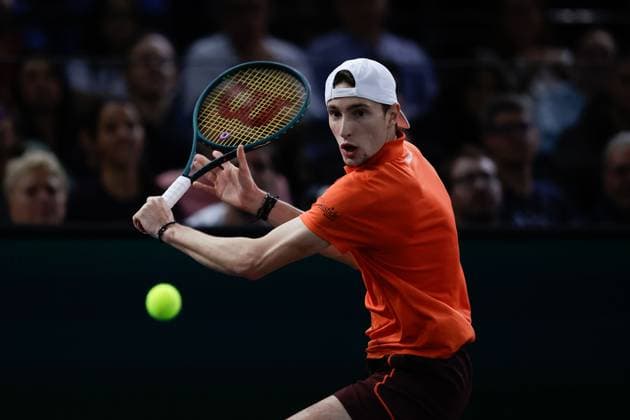ROLEX PARIS MASTERS TENNIS 2024 Paris, 02.11.2024 Halbfinale, Karen Abgarowitsch Chatschanow - Ugo Humbert (FRA) v.l. Ugo Humbert (FRA spielt eine Rückhand. Copyright: AntonioxBorga