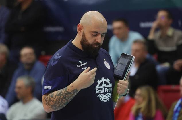 Stuttgart , Volleyball Bundesliga Frauen, Allianz MTV Stuttgart vs Dresdner SC , Trainer Konstantin Bitter ( Stgt )