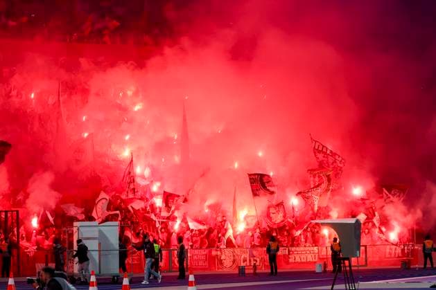 Die Fans des 1. FC Koeln zuenden Pyrotechnik, 2. Bundesliga, Hertha BSC vs 1. FC Köln, Olympiastadion am 02. November 2024 in Berlin, Deutschland. (Foto von Marco Steinbrenner DeFodi Images) The fans of 1. FC Köln use pyrotechnics, 2. Bundesliga, Hertha BSC vs 1. FC Köln, Olympiastadion, November 2, 2024 in Berlin, Germany. (Photo by Marco Steinbrenner DeFodi Images) DFB DFL REGULATIONS PROHIBIT ANY USE OF PHOTOGRAPHS AS IMAGE SEQUENCES AND OR QUASI-VIDEO. not used in POL SRB CRO FRA GBR NED ITA USA Defodi-700_berlin_koeln_20241102_029