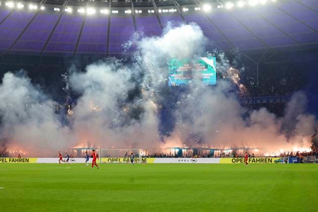 Die Fans von Hertha BSC Berlin zuenden Pyrotechnik und veranstalten ein Feuerwerk, 2. Bundesliga, Hertha BSC vs 1. FC Köln, Olympiastadion am 02. November 2024 in Berlin, Deutschland. (Foto von Marco Steinbrenner DeFodi Images) Hertha BSC Berlin fans use pyrotechnics and organise a fireworks display, 2. Bundesliga, Hertha BSC vs 1. FC Köln, Olympiastadion, November 2, 2024 in Berlin, Germany. (Photo by Marco Steinbrenner DeFodi Images) DFB DFL REGULATIONS PROHIBIT ANY USE OF PHOTOGRAPHS AS IMAGE SEQUENCES AND OR QUASI-VIDEO. not used in POL SRB CRO FRA GBR NED ITA USA Defodi-700_berlin_koeln_20241102_030