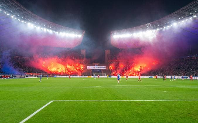 Fussball, Herren, Saison 2024 2025, 2. Bundesliga (11. Spieltag), Hertha BSC - 1. FC Köln, Fans von Köln zünden Pyrotechnik, 02.11. 2024,