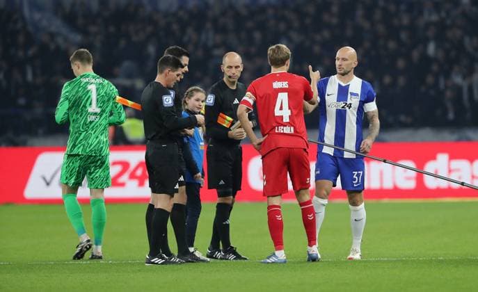 Timo Hübers und Toni Leistner bei der Seitenwahl Fußball Fussball DFL 2.Bundesliga Herren 11. Spieltag Saison 2024 2025 02.11.2024 Hertha BSC Berlin vs. 1.FC Köln DFL regulations prohibit any use of photographs as image sequences and or quasi-video