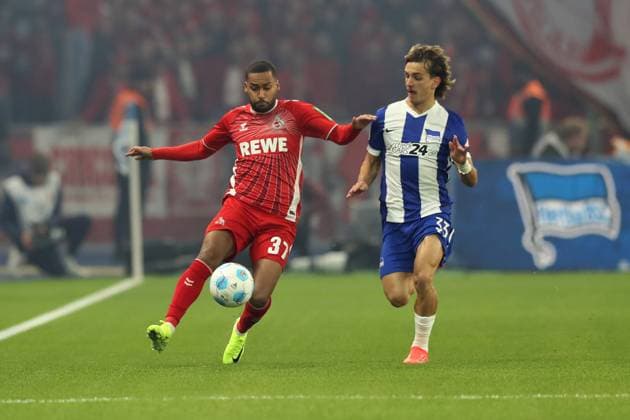 02.11.2024, xtgx, Fussball 2.Bundesliga, Hertha BSC Berlin - 1.FC Köln emspor, v.l. Linton Maina (1.FC Köln, Koeln) Michal Karbownik (Hertha BSC Berlin) Zweikampf, Aktion, action, battle for the ball (DFL DFB REGULATIONS PROHIBIT ANY USE OF PHOTOGRAPHS as IMAGE SEQUENCES and or QUASI-VIDEO) Berlin