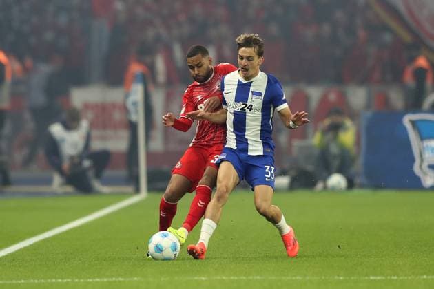 02.11.2024, xtgx, Fussball 2.Bundesliga, Hertha BSC Berlin - 1.FC Köln emspor, v.l. Linton Maina (1.FC Köln, Koeln) Michal Karbownik (Hertha BSC Berlin) Zweikampf, Aktion, action, battle for the ball (DFL DFB REGULATIONS PROHIBIT ANY USE OF PHOTOGRAPHS as IMAGE SEQUENCES and or QUASI-VIDEO) Berlin
