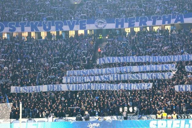 DEU, DFL, 2. FBL, Hertha BSC vs. 1.FC Koeln, 02.11.2024, Berliner Olympiastadion, Berlin, DEU, DFL, 2. FBL, Hertha BSC vs. 1.FC Koeln, im Bild Hertha-BSC Fans, Spruchband, links DFL - regulations prohibit any use of Photographs as image sequences and or quasi-video Foto: Juergen Engler nordphoto GmbH