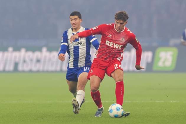 Ibrahim Maza (Hertha BSC Berlin) und Julian Pauli (1. FC Koeln) kaempfen um den Ball, 2. Bundesliga, Hertha BSC vs 1. FC Köln, Olympiastadion am 02. November 2024 in Berlin, Deutschland. (Foto von Marco Steinbrenner DeFodi Images) Ibrahim Maza (Hertha BSC Berlin) und Julian Pauli (1. FC Koeln) battle for the ball, 2. Bundesliga, Hertha BSC vs 1. FC Köln, Olympiastadion, November 2, 2024 in Berlin, Germany. (Photo by Marco Steinbrenner DeFodi Images) DFB DFL REGULATIONS PROHIBIT ANY USE OF PHOTOGRAPHS AS IMAGE SEQUENCES AND OR QUASI-VIDEO. not used in POL SRB CRO FRA GBR NED ITA USA Defodi-700_berlin_koeln_20241102_034