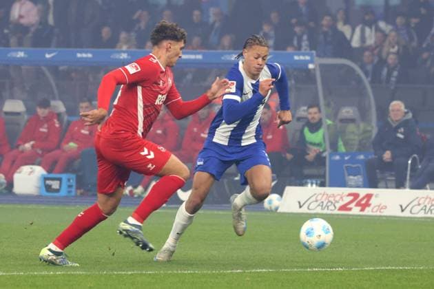 DEU, DFL, 2. FBL, Hertha BSC vs. 1.FC Koeln, 02.11.2024, Berliner Olympiastadion, Berlin, DEU, DFL, 2. FBL, Hertha BSC vs. 1.FC Koeln, im Bild Derry Scherhant (Hertha BSC Berlin 39), Julian Pauli (1.FC Koeln 24) DFL - regulations prohibit any use of Photographs as image sequences and or quasi-video Foto: Juergen Engler nordphoto GmbH