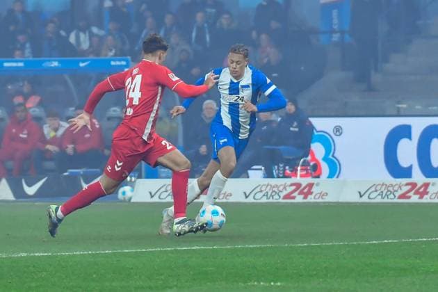02.11.2024, xlakx, Fussball 2.Bundesliga, Hertha BSC Berlin - 1.FC Köln emspor, v.l. Julian Pauli (1.FC Köln 24),Derry Scherhant (Hertha BSC 39),Zweikampf, Duell, Kampf, tackle (DFL DFB REGULATIONS PROHIBIT ANY USE OF PHOTOGRAPHS as IMAGE SEQUENCES and or QUASI-VIDEO) Daniel Lakomski Jan Huebner Berlin