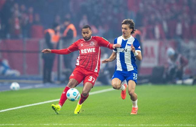 Fussball, Herren, Saison 2024 2025, 2. Bundesliga (11. Spieltag), Hertha BSC - 1. FC Köln, v.l. Linton Maina (1. FC Köln), Michal Karbownik (Hertha BSC), 02.11. 2024,