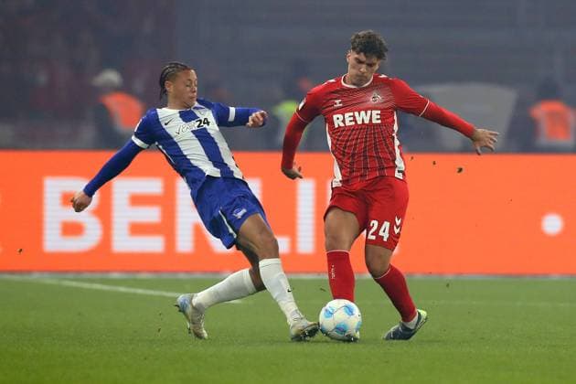 02.11.2024, xtgx, Fussball 2.Bundesliga, Hertha BSC Berlin - 1.FC Köln emspor, v.l. Derry Scherhant (Hertha BSC Berlin) Julian Pauli (1.FC Köln, Koeln) Zweikampf, Aktion, action, battle for the ball (DFL DFB REGULATIONS PROHIBIT ANY USE OF PHOTOGRAPHS as IMAGE SEQUENCES and or QUASI-VIDEO) Berlin