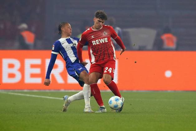 02.11.2024, xtgx, Fussball 2.Bundesliga, Hertha BSC Berlin - 1.FC Köln emspor, v.l. Derry Scherhant (Hertha BSC Berlin) Julian Pauli (1.FC Köln, Koeln) Zweikampf, Aktion, action, battle for the ball (DFL DFB REGULATIONS PROHIBIT ANY USE OF PHOTOGRAPHS as IMAGE SEQUENCES and or QUASI-VIDEO) Berlin