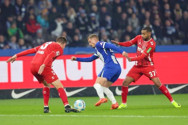 Dominique Heintz (1. FC Koeln), Michael Cuisance (Hertha BSC Berlin) und Linton Maina (1. FC Koeln) kaempfen um den Ball, 2. Bundesliga, Hertha BSC vs 1. FC Köln, Olympiastadion am 02. November 2024 in Berlin, Deutschland. (Foto von Marco Steinbrenner DeFodi Images) Dominique Heintz (1. FC Koeln), Michael Cuisance (Hertha BSC Berlin) und Linton Maina (1. FC Koeln) battle for the ball, 2. Bundesliga, Hertha BSC vs 1. FC Köln, Olympiastadion, November 2, 2024 in Berlin, Germany. (Photo by Marco Steinbrenner DeFodi Images) DFB DFL REGULATIONS PROHIBIT ANY USE OF PHOTOGRAPHS AS IMAGE SEQUENCES AND OR QUASI-VIDEO. not used in POL SRB CRO FRA GBR NED ITA USA Defodi-700_berlin_koeln_20241102_038