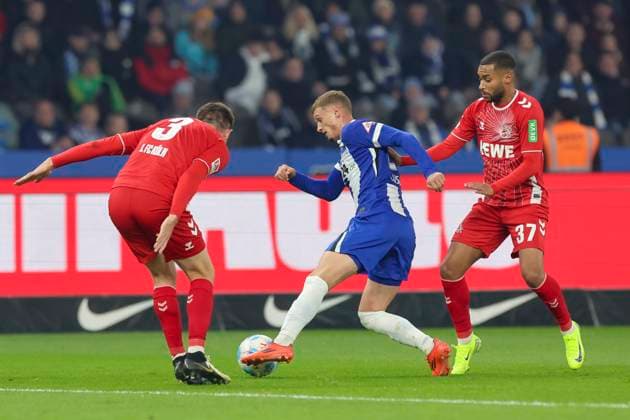 Dominique Heintz (1. FC Koeln), Michael Cuisance (Hertha BSC Berlin) und Linton Maina (1. FC Koeln) kaempfen um den Ball, 2. Bundesliga, Hertha BSC vs 1. FC Köln, Olympiastadion am 02. November 2024 in Berlin, Deutschland. (Foto von Marco Steinbrenner DeFodi Images) Dominique Heintz (1. FC Koeln), Michael Cuisance (Hertha BSC Berlin) und Linton Maina (1. FC Koeln) battle for the ball, 2. Bundesliga, Hertha BSC vs 1. FC Köln, Olympiastadion, November 2, 2024 in Berlin, Germany. (Photo by Marco Steinbrenner DeFodi Images) DFB DFL REGULATIONS PROHIBIT ANY USE OF PHOTOGRAPHS AS IMAGE SEQUENCES AND OR QUASI-VIDEO. not used in POL SRB CRO FRA GBR NED ITA USA Defodi-700_berlin_koeln_20241102_039