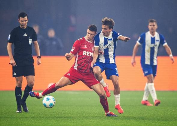 Fussball, Herren, Saison 2024 2025, 2. Bundesliga (11. Spieltag), Hertha BSC - 1. FC Köln, v.l. Eric Martel (1. FC Köln), Michal Karbownik (Hertha BSC), 02.11. 2024,