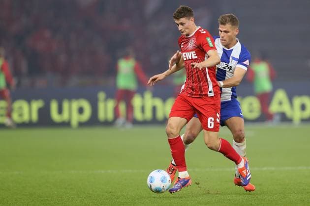 02.11.2024, xtgx, Fussball 2.Bundesliga, Hertha BSC Berlin - 1.FC Köln emspor, v.l. Eric Martel (1.FC Köln, Koeln) Florian Niederlechner (Hertha BSC Berlin) Zweikampf, Aktion, action, battle for the ball (DFL DFB REGULATIONS PROHIBIT ANY USE OF PHOTOGRAPHS as IMAGE SEQUENCES and or QUASI-VIDEO) Berlin