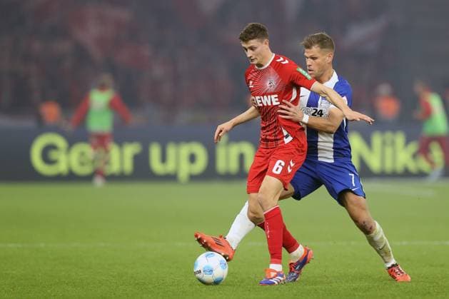 02.11.2024, xtgx, Fussball 2.Bundesliga, Hertha BSC Berlin - 1.FC Köln emspor, v.l. Eric Martel (1.FC Köln, Koeln) Florian Niederlechner (Hertha BSC Berlin) Zweikampf, Aktion, action, battle for the ball (DFL DFB REGULATIONS PROHIBIT ANY USE OF PHOTOGRAPHS as IMAGE SEQUENCES and or QUASI-VIDEO) Berlin