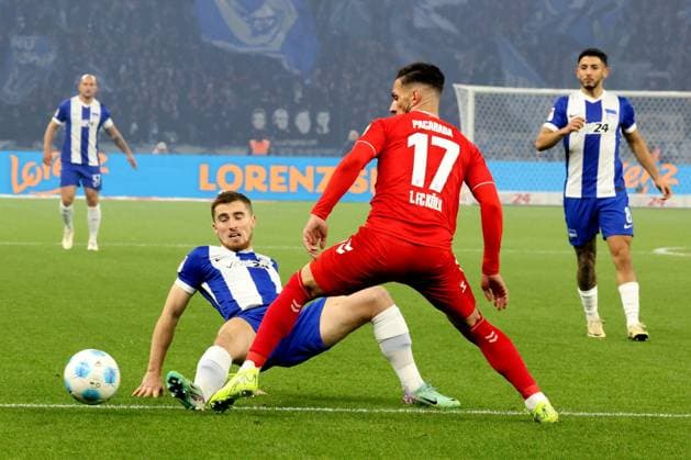 DEU, DFL, 2. FBL, Hertha BSC vs. 1.FC Koeln, 02.11.2024, Berliner Olympiastadion, Berlin, DEU, DFL, 2. FBL, Hertha BSC vs. 1.FC Koeln, im Bild Jonjoe Kenny (Hertha BSC Berlin 16), Leart Paqarada (1.FC Koeln 17) DFL - regulations prohibit any use of Photographs as image sequences and or quasi-video Foto: Juergen Engler nordphoto GmbH