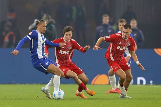 02.11.2024, xtgx, Fussball 2.Bundesliga, Hertha BSC Berlin - 1.FC Köln emspor, v.l. Derry Scherhant (Hertha BSC Berlin) Denis Huseinbasic (1.FC Köln, Koeln) Tim Lemperle (1.FC Köln, Koeln) Zweikampf, Aktion, action, battle for the ball (DFL DFB REGULATIONS PROHIBIT ANY USE OF PHOTOGRAPHS as IMAGE SEQUENCES and or QUASI-VIDEO) Berlin