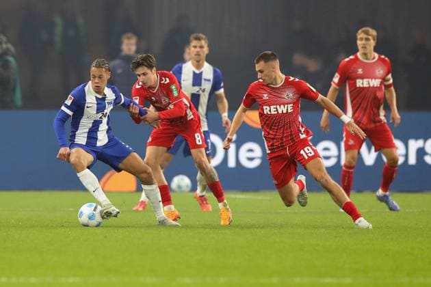 02.11.2024, xtgx, Fussball 2.Bundesliga, Hertha BSC Berlin - 1.FC Köln emspor, v.l. Derry Scherhant (Hertha BSC Berlin) Denis Huseinbasic (1.FC Köln, Koeln) Tim Lemperle (1.FC Köln, Koeln) Zweikampf, Aktion, action, battle for the ball (DFL DFB REGULATIONS PROHIBIT ANY USE OF PHOTOGRAPHS as IMAGE SEQUENCES and or QUASI-VIDEO) Berlin