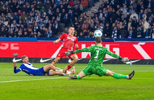 Fussball, Herren, Saison 2024 2025, 2. Bundesliga (11. Spieltag), Hertha BSC - 1. FC Köln, Tim Lemperle (1. FC Köln) erzielt das Tor zum 0:1 gegen Marton Dardai (Hertha BSC) und Torhüter Tjark Ernst (Hertha BSC), 02.11. 2024,
