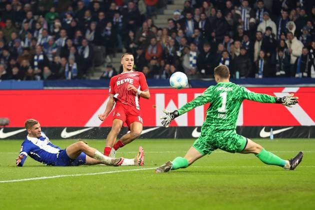 02.11.2024, xtgx, Fussball 2.Bundesliga, Hertha BSC Berlin - 1.FC Köln emspor, v.l. Tim Lemperle (1.FC Köln, Koeln) erzielt das Tor zum Scores the goal 0:1 Tjark Ernst (Hertha BSC Berlin) (DFL DFB REGULATIONS PROHIBIT ANY USE OF PHOTOGRAPHS as IMAGE SEQUENCES and or QUASI-VIDEO) Berlin