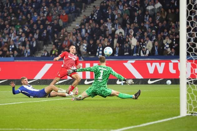 02.11.2024, xtgx, Fussball 2.Bundesliga, Hertha BSC Berlin - 1.FC Köln emspor, v.l. Tim Lemperle (1.FC Köln, Koeln) erzielt das Tor zum Scores the goal 0:1 Tjark Ernst (Hertha BSC Berlin) (DFL DFB REGULATIONS PROHIBIT ANY USE OF PHOTOGRAPHS as IMAGE SEQUENCES and or QUASI-VIDEO) Berlin