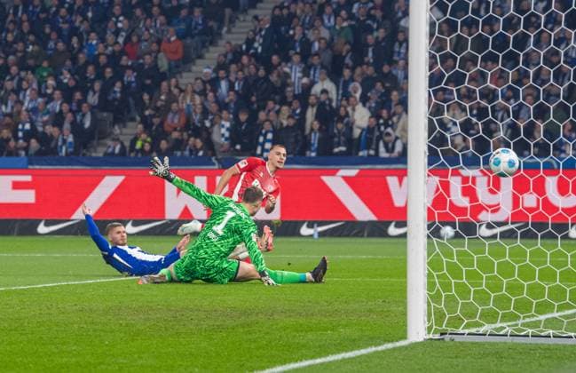 Fussball, Herren, Saison 2024 2025, 2. Bundesliga (11. Spieltag), Hertha BSC - 1. FC Köln, Tim Lemperle (1. FC Köln) erzielt das Tor zum 0:1 gegen Marton Dardai (Hertha BSC) und Torhüter Tjark Ernst (Hertha BSC), 02.11. 2024,