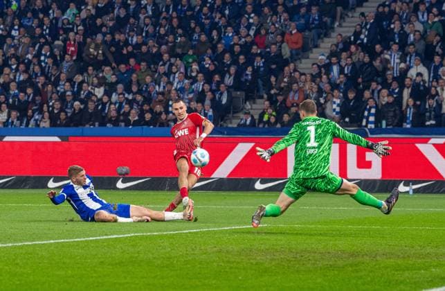 Fussball, Herren, Saison 2024 2025, 2. Bundesliga (11. Spieltag), Hertha BSC - 1. FC Köln, Tim Lemperle (1. FC Köln) erzielt das Tor zum 0:1 gegen Marton Dardai (Hertha BSC) und Torhüter Tjark Ernst (Hertha BSC), 02.11. 2024,