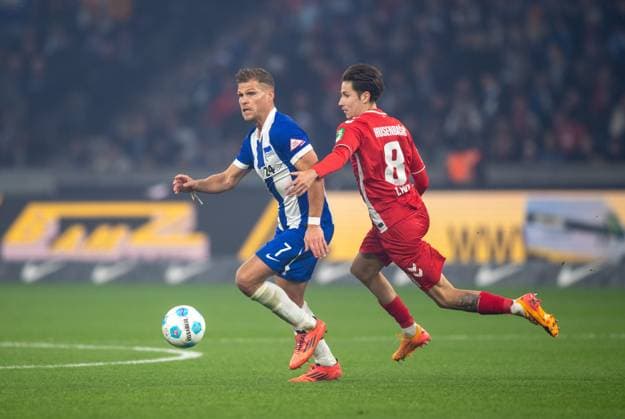 Fussball, Herren, Saison 2024 2025, 2. Bundesliga (11. Spieltag), Hertha BSC - 1. FC Köln, v.l. Florian Niederlechner (Hertha BSC), Denis Huseinbasic (1. FC Köln), 02.11. 2024,