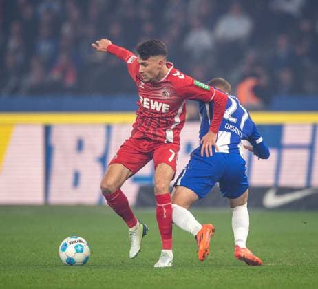 Fussball, Herren, Saison 2024 2025, 2. Bundesliga (11. Spieltag), Hertha BSC - 1. FC Köln, v.l. Dejan Ljubicic (1. FC Köln), Michael Cuisance (Hertha BSC), 02.11. 2024,
