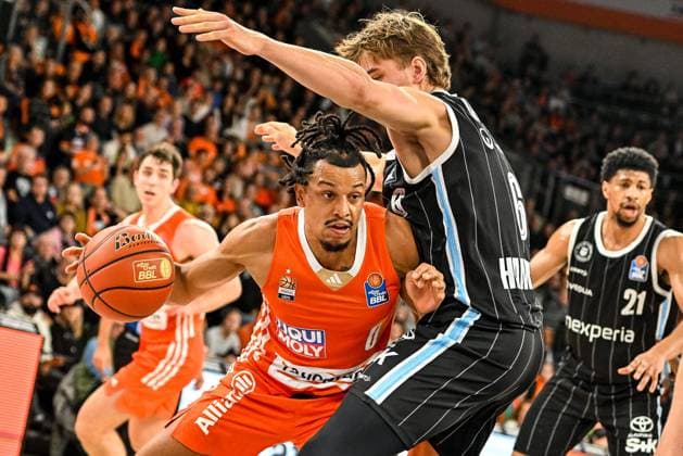 Bilder des Jahres 2024, Sport 11 November Sport Themen der Woche KW44 Sport Bilder des Tages GER, BBL, ratiopharm Ulm vs Veolia Towers Hamburg 02.11.2024, ratiopharm arena, Neu-Ulm, GER, BBL, ratiopharm Ulm vs Veolia Towers Hamburg, im Bild Nelson Weidemann (Ulm, 0), Leif Möller Moeller (Hamburg, 6) *** GER, BBL, ratiopharm Ulm vs Veolia Towers Hamburg 02 11 2024, ratiopharm arena, Neu Ulm, GER, BBL, ratiopharm Ulm vs Veolia Towers Hamburg, pictured Nelson Weidemann Ulm, 0 , Leif Möller Moeller Hamburg, 6 nordphotoxGmbHx xHafner nph00200